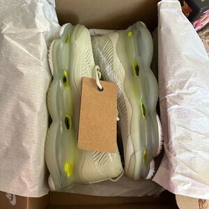 Nike Women's Sneakers in Light Green and Yellow